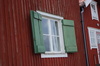 Detalj: äldre fönster och fönsterluckor.