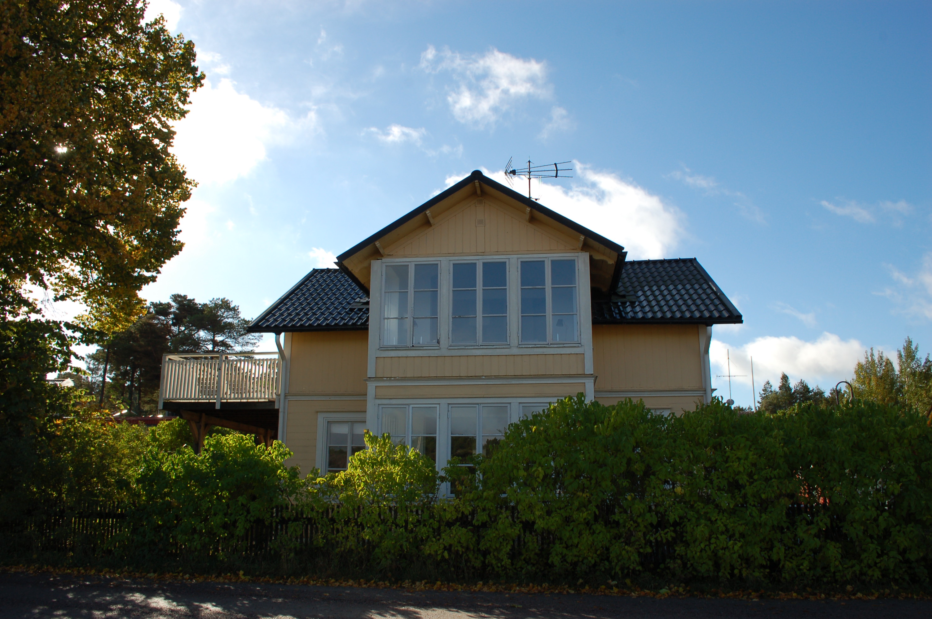 Villan ligger längs strandpromenaden