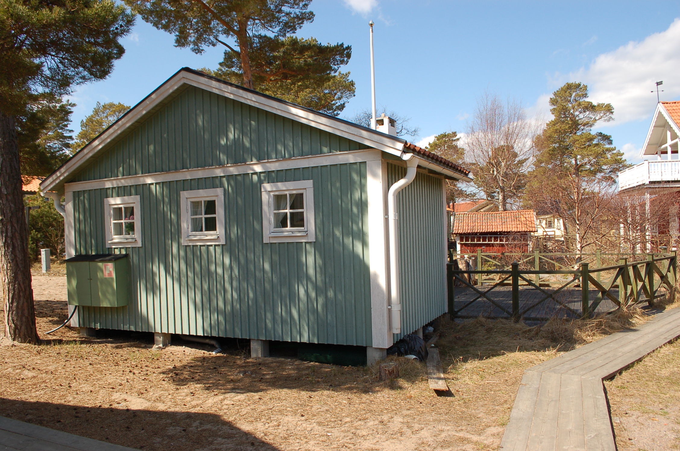 Tullbyggd del med moderna fönster.