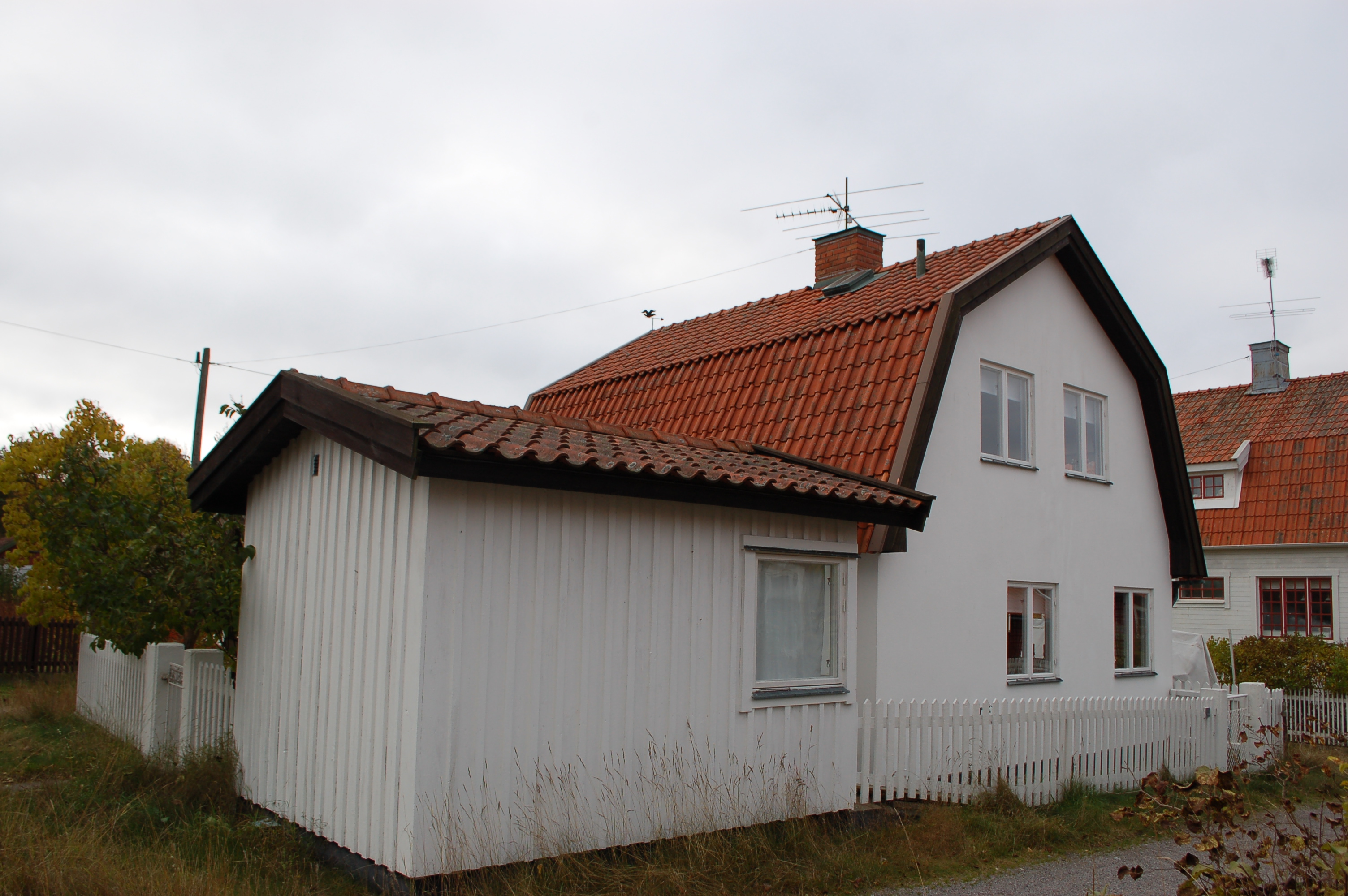 Villa med bod i förgrunden.