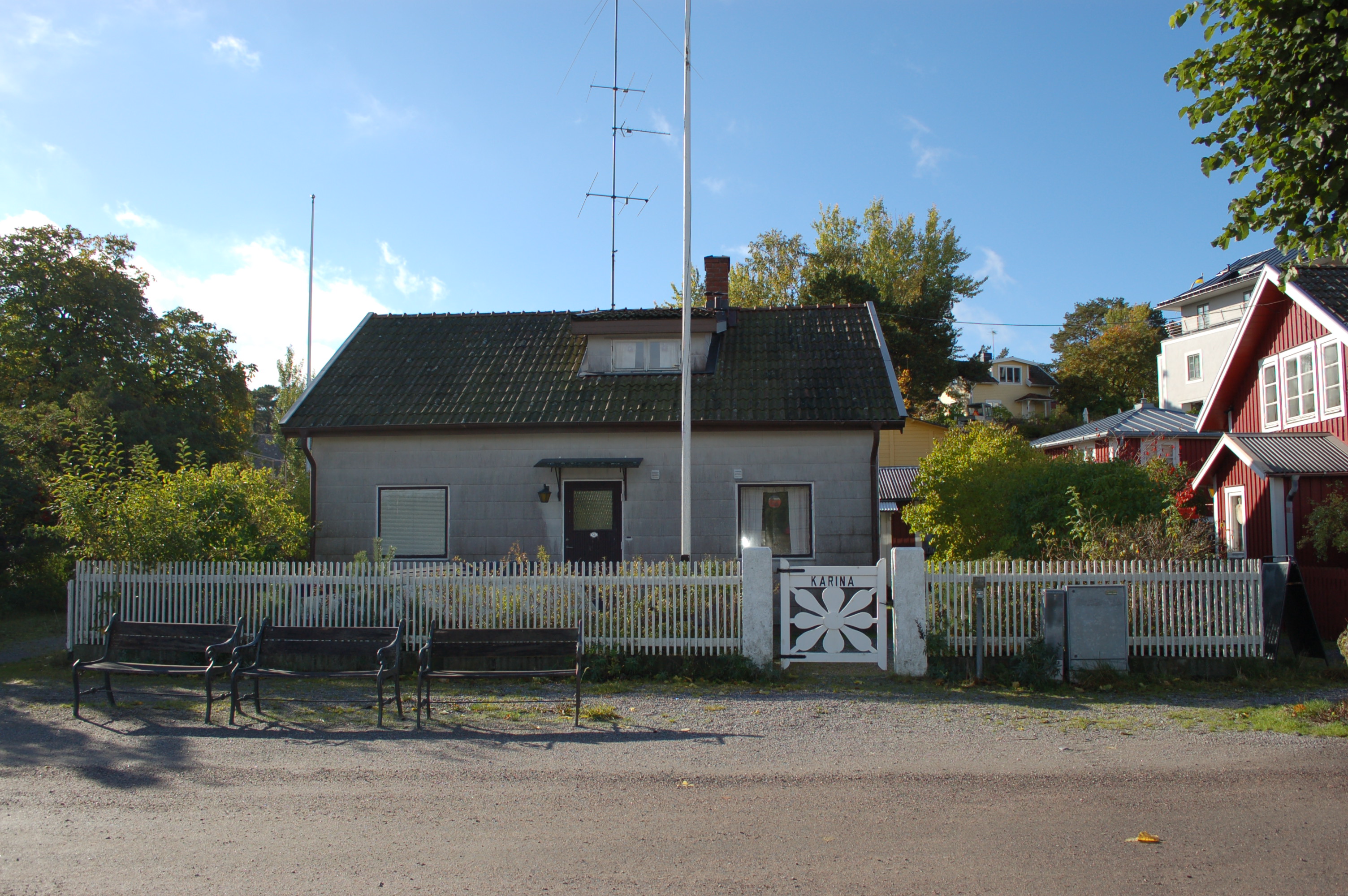 Byggnaden är en av de första man möts av vid ankomst till Sandhamn.