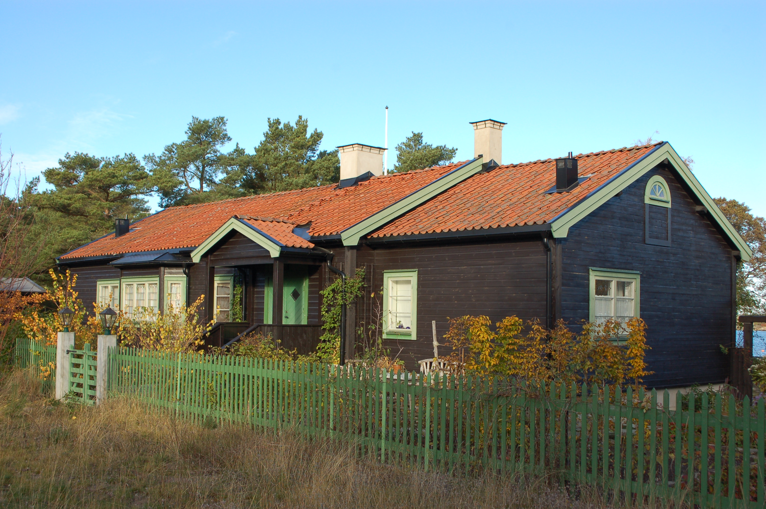 Ursprunglig byggnad och tillbyggnaden närmast i bild.