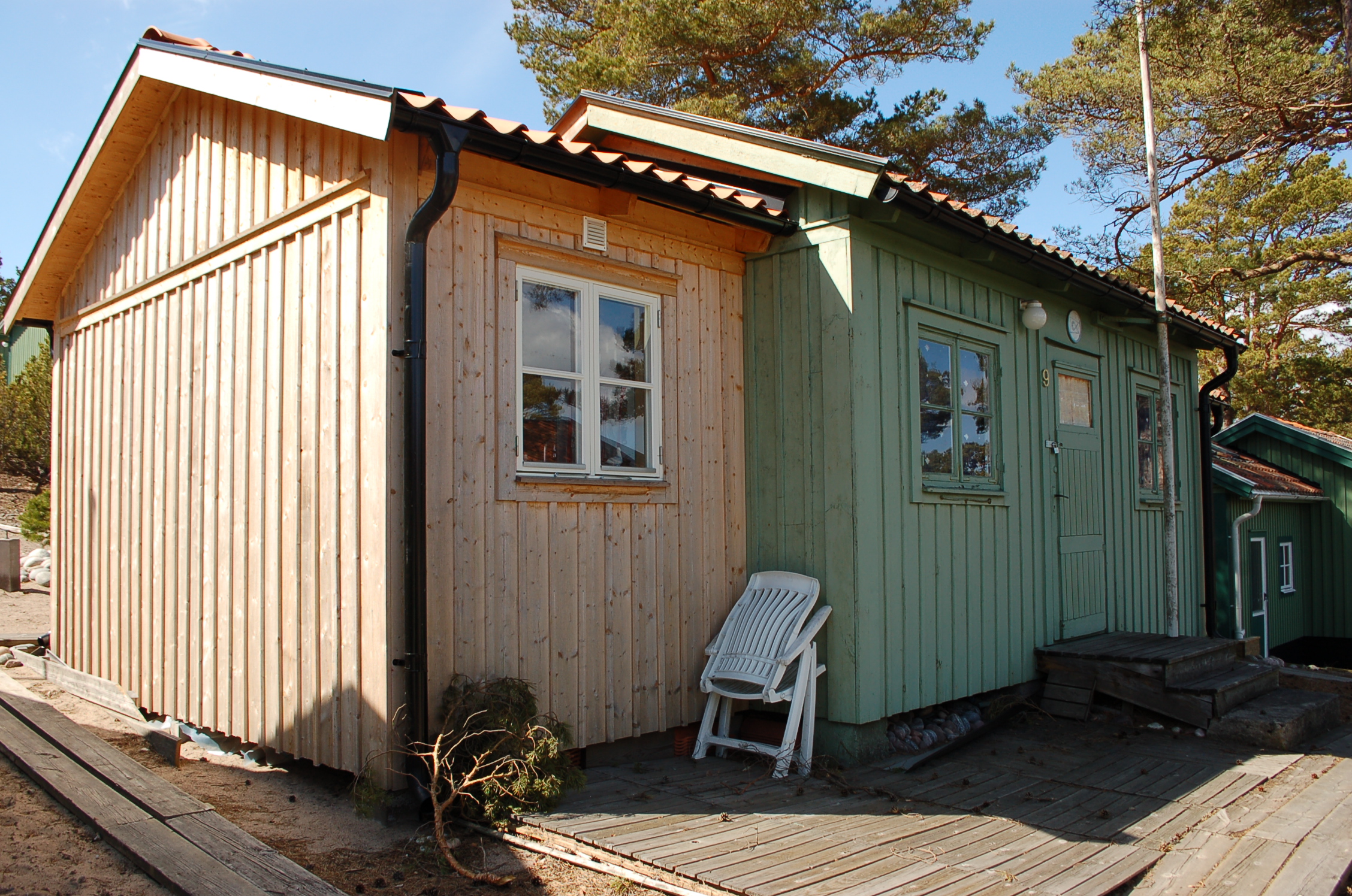 Stugan har byggts till på gavlarna.