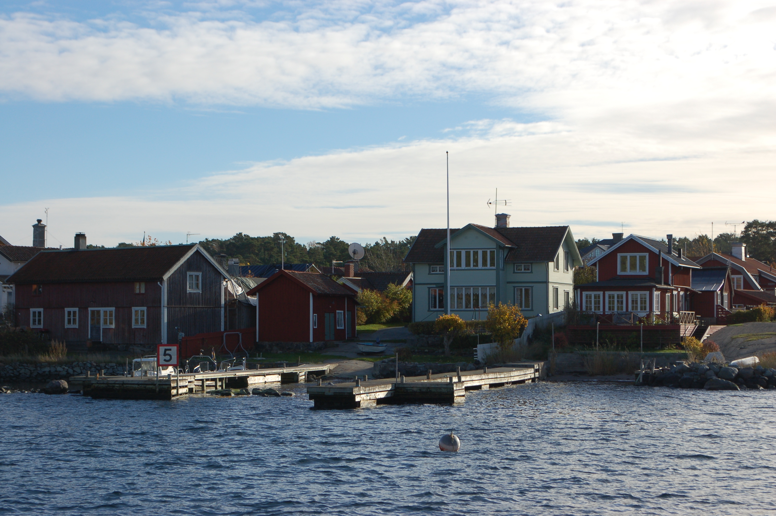 Byggnaden sedd från infarten till Sandhamn.