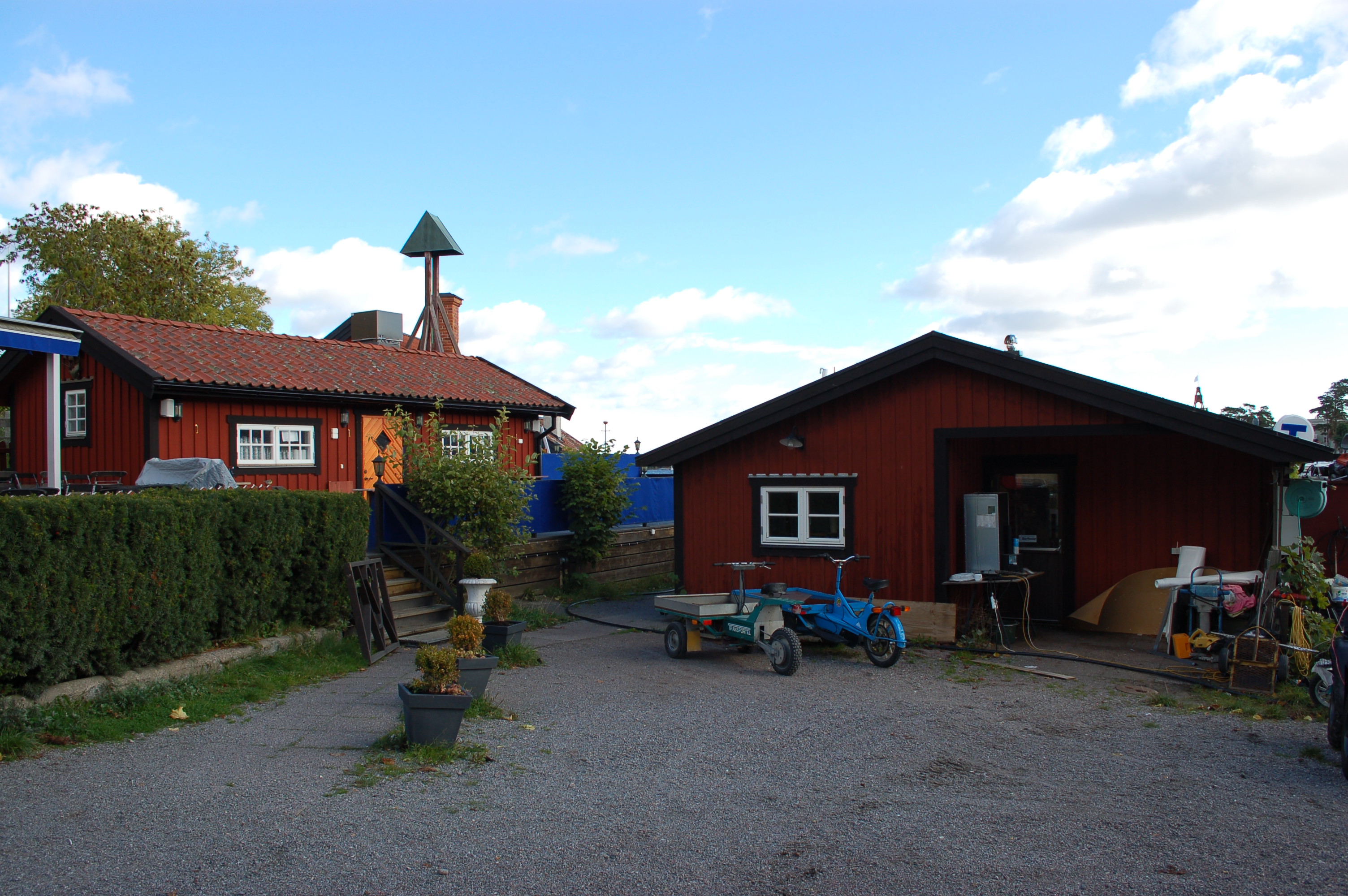 Byggnaden till vänster på fotot tillhör denna fastighet.