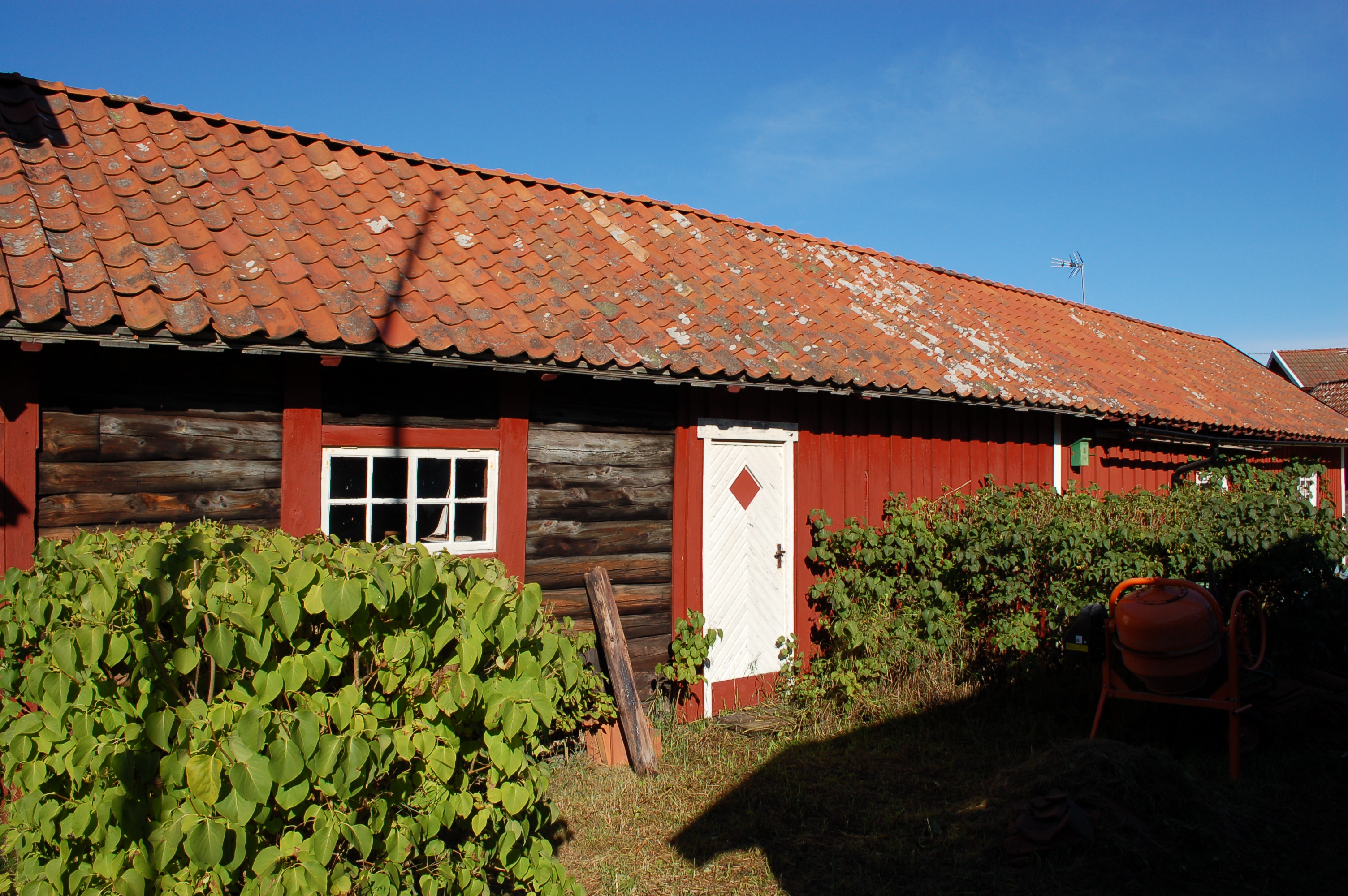 Byggnaden till vänster i bild tillhör denna fastighet.