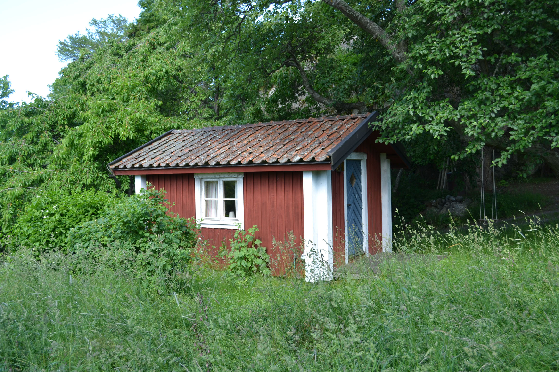 Stuga sedd från sydväst.