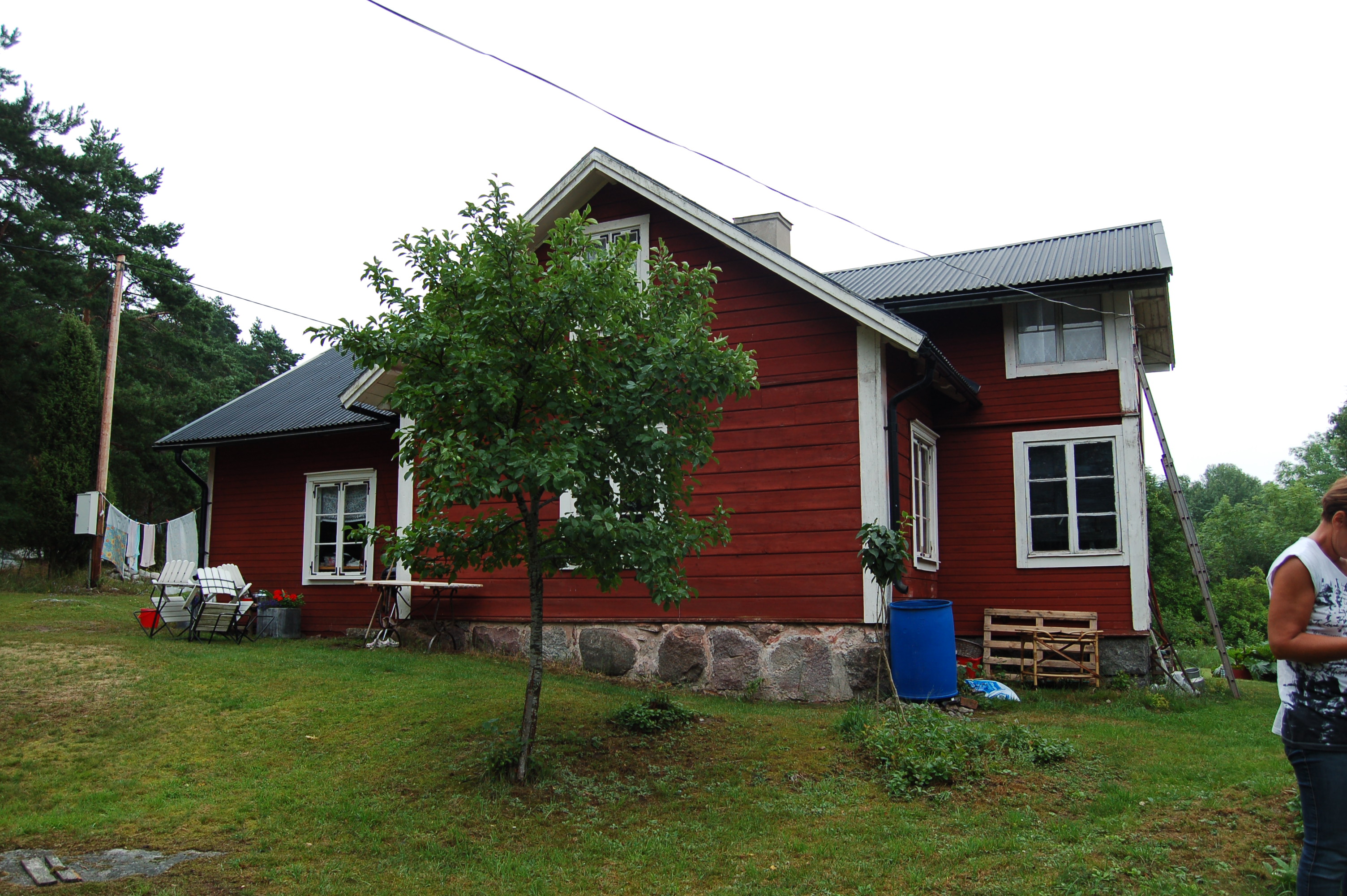 Bostadshus med omgivande trädgård.