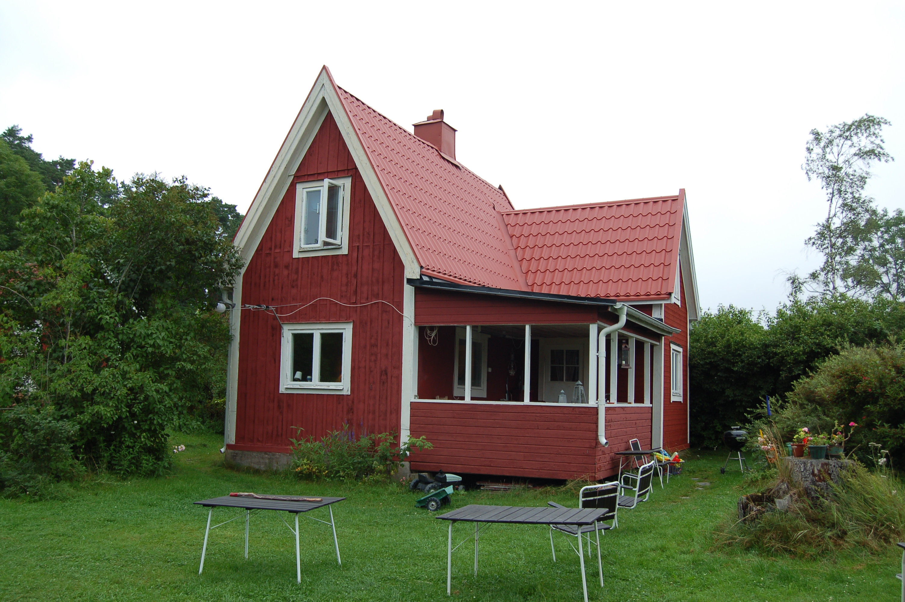 Bostadshus med öppen veranda.