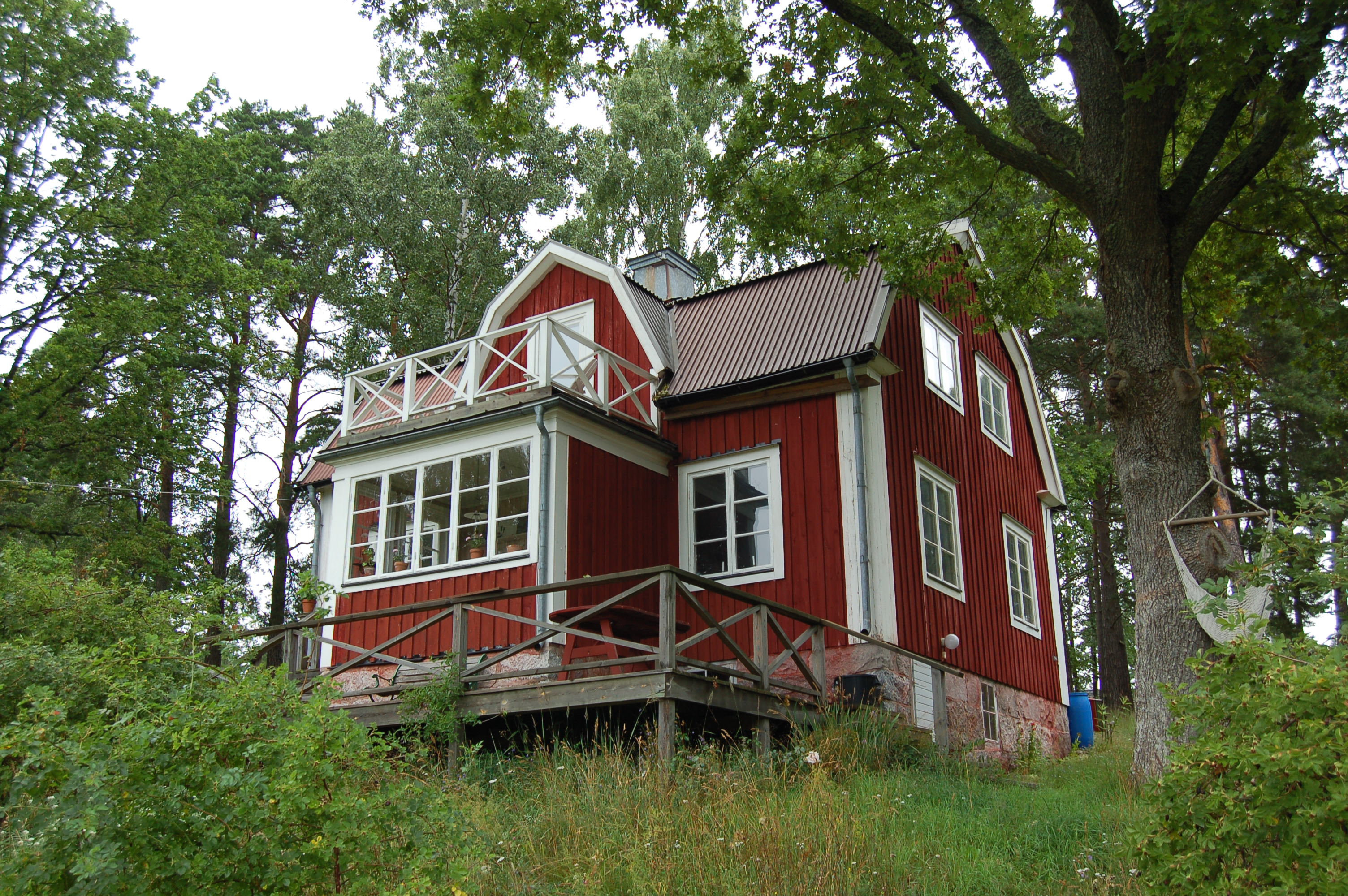 Bostadshus uppfört av stenhuggare Ivar Svensson 1929.