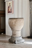 Den romanska dopfunten utgör kyrkans äldsta inventarium.