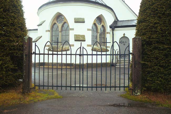 Smidesgrind i öster vid koret på Hyssna kyrka.