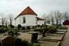 Öster om Tärby kyrka är gravkvarteren huvudsakligen samlade.