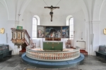 Koret i Fränninge kyrka med altarordning, predikstol och triumfkrucifix 