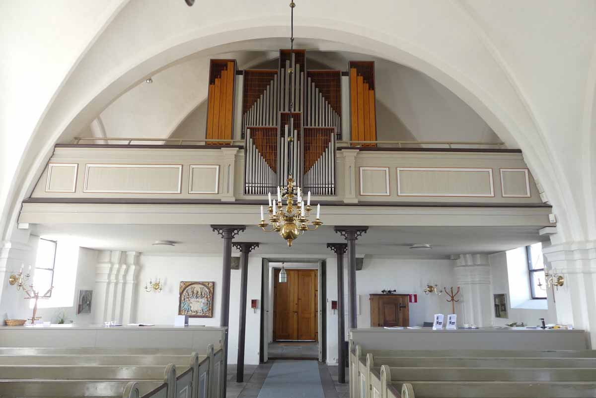 Kyrkorummet sett mot orgelläktaren i väster