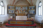 Centralaltaret med altarskåp i trä från 1400-talets mitt. Skåpet är en så kallad triptyk med ett mittenmotiv och öppnings- och stängbara sidodörrar så att hela uppsatsen kan ändra motiv i takt med kyrkoåret. Altarringen är ett 1900-talsarbete.