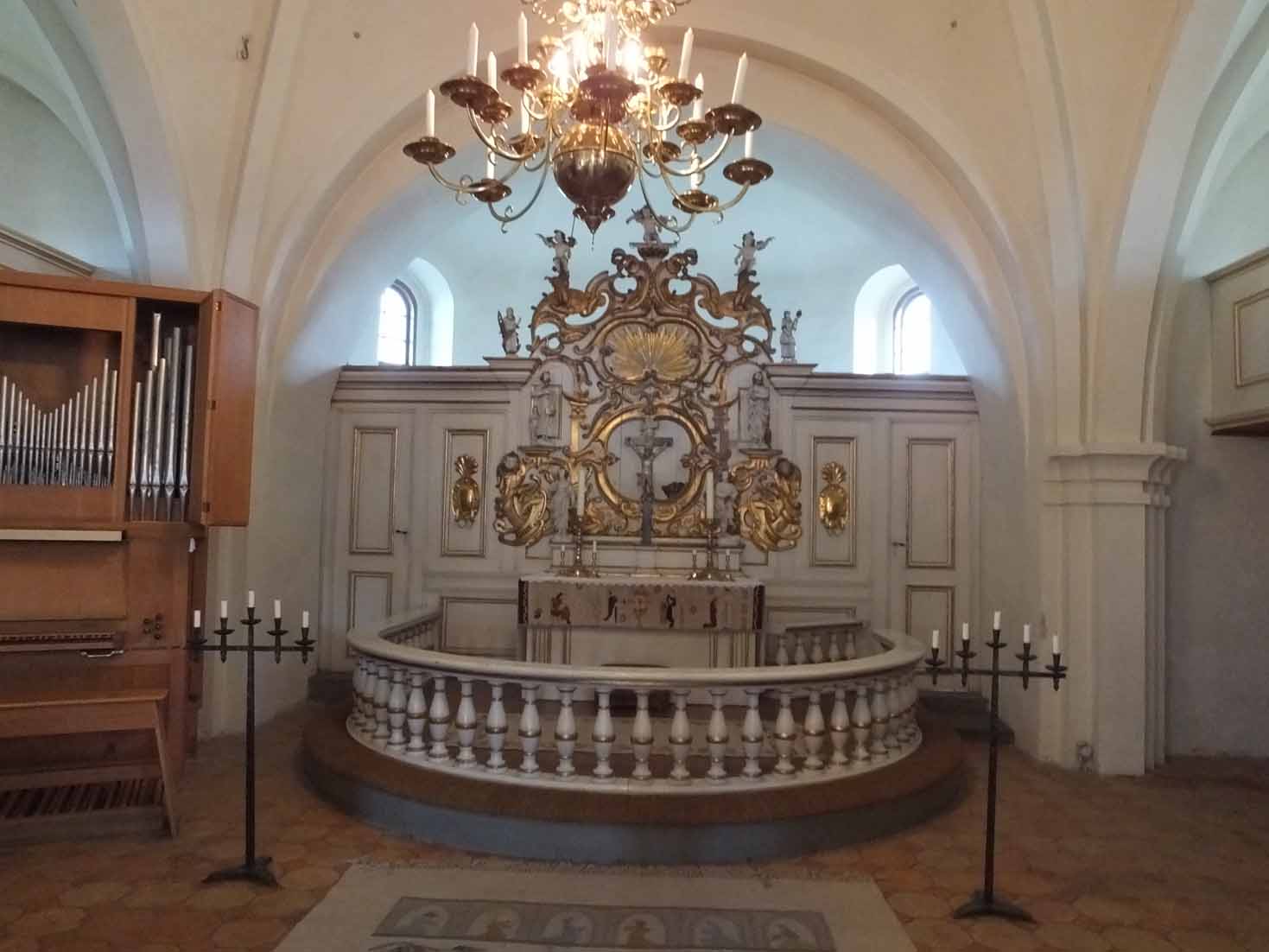 Koret i form av en altaruppställning i Bollerups kyrka är beläget i korsmitten.