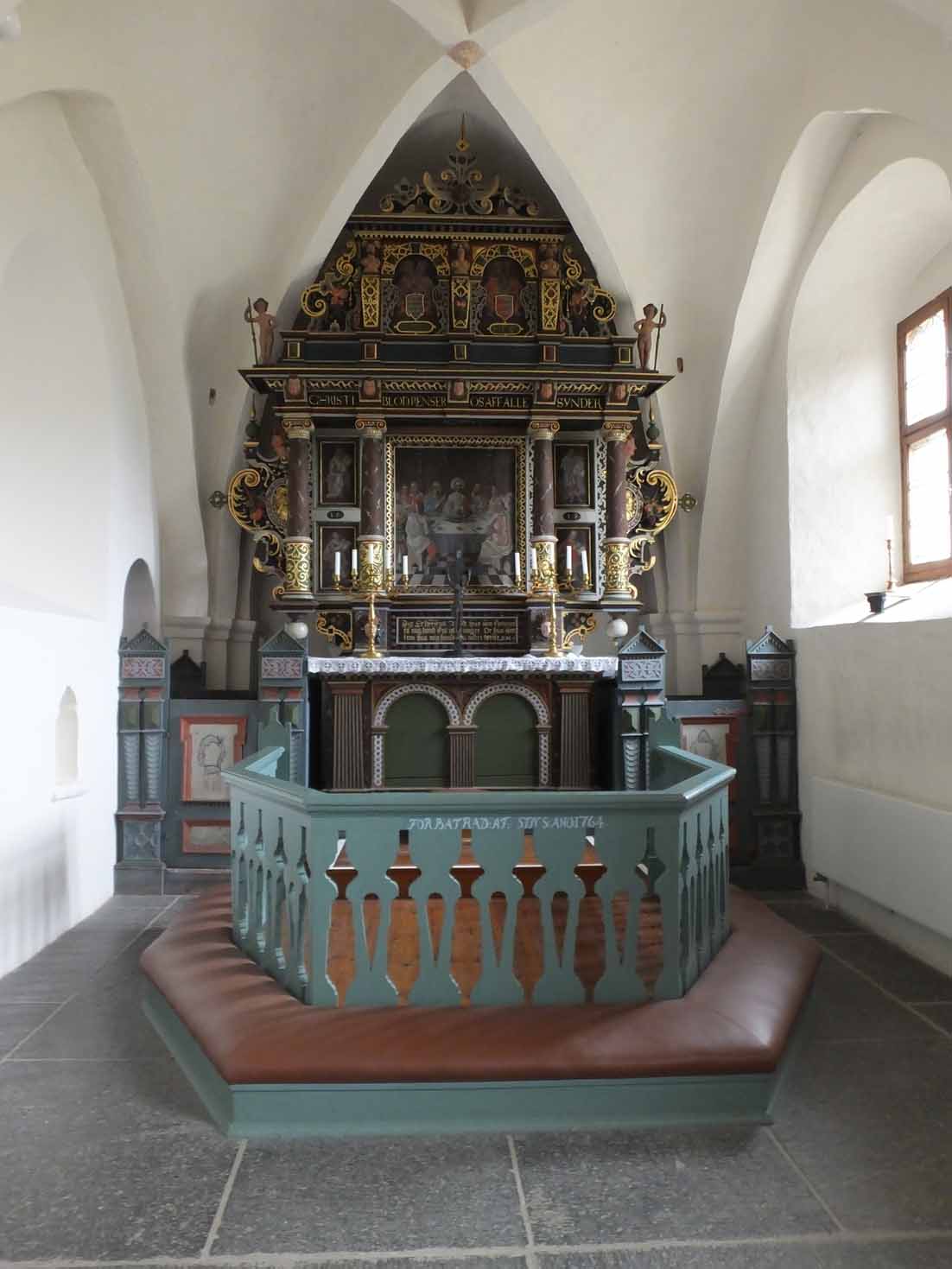 Altaret och altarringen i Östra Ingelstads kyrka