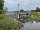 Dammen vid Mullsjöns utlopp i Hjoån. Bron, de ljusa murfogarna och lucköppningens 
pågjutningar i betong är resultatet av en renovering som genomfördes 2015–2016.