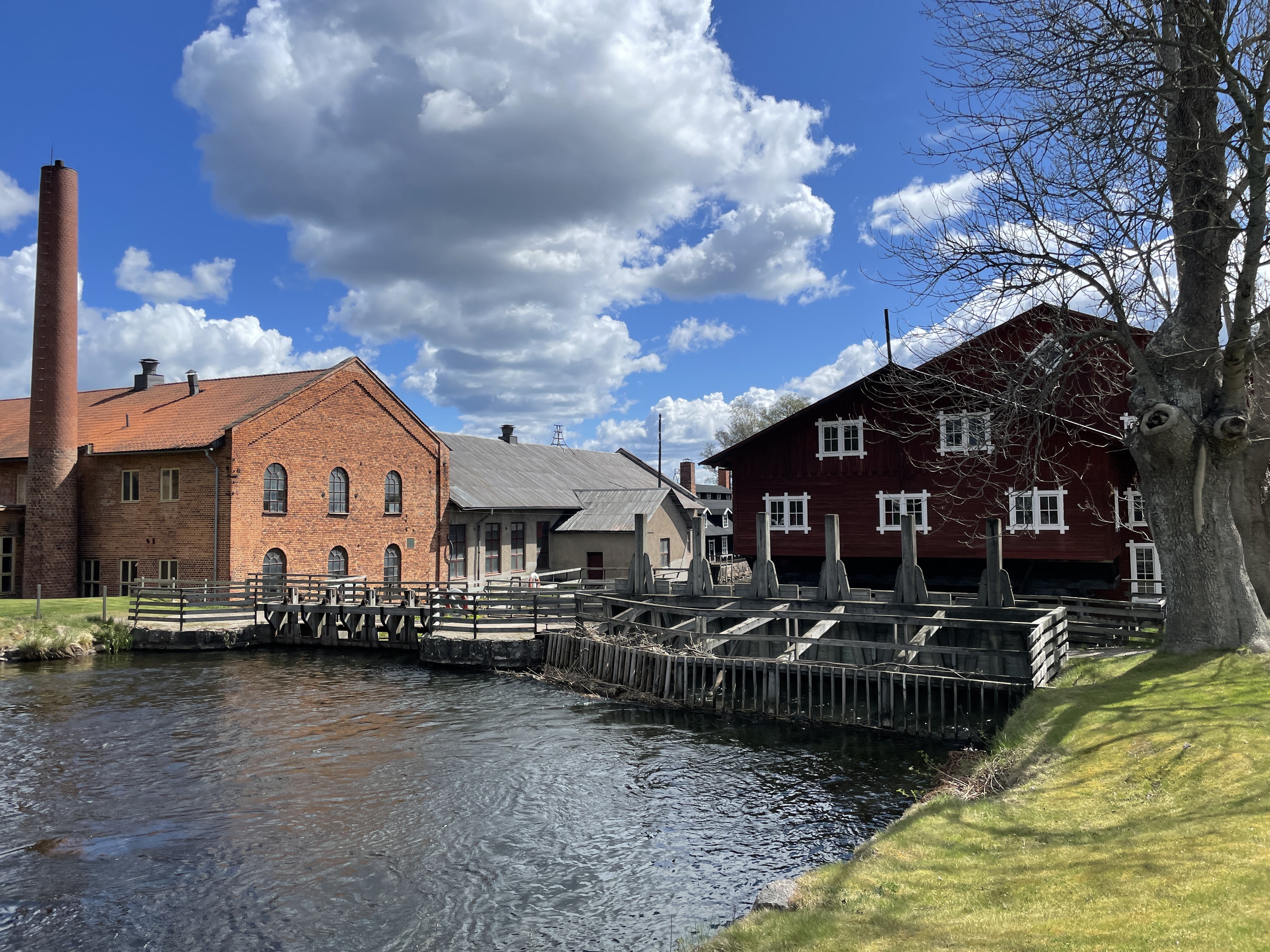 Dammen vid Forsviks bruk. Bruksrörelsen omfattade bland annat träsliperi, gjuteri och 
mekanisk verkstad. 