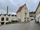 Delar av de många äldre industribyggnader som finns bevarade i Dalsjöfors efter 
textilindustriepoken. Dalsjöfors väveris tidigare fabriksområde utgör idag en företagspark.