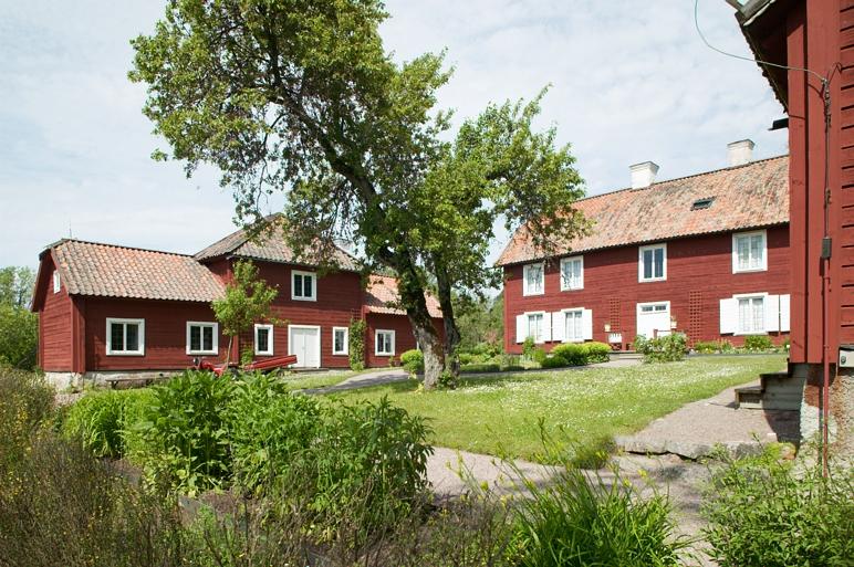 Västra flygeln var familjen Linnés första bostad på Hammarby, i väntan på att huvudbyggnaden skulle bli klar.
