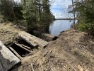 Bredsjöns utlopp med dammvall av betong från 1925. På bilden syns även resterna efter en balkbro. 