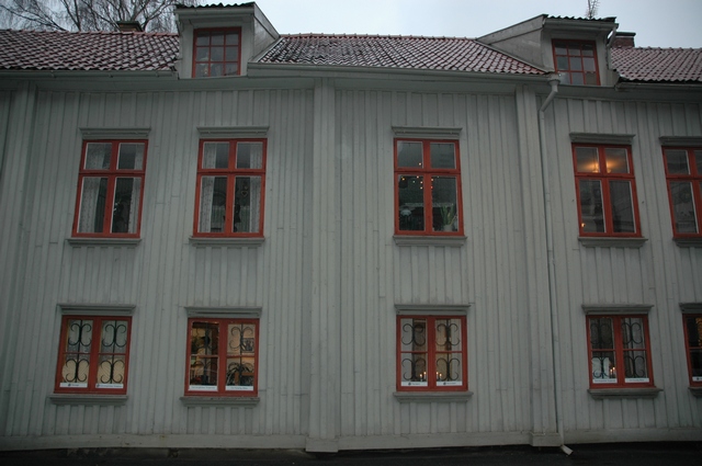 Fasaden har utskjutande knutar och äldre panel