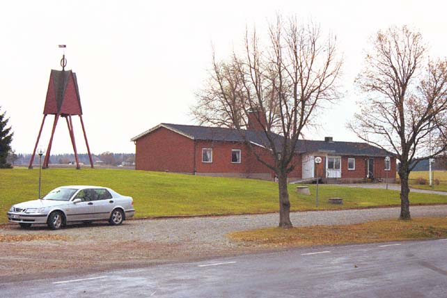 Församlingshem med klockstapel intill kyrkoanläggningen.