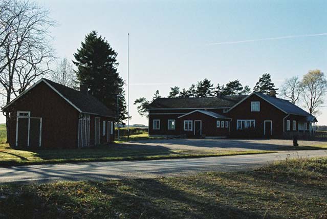 F d skola, nu församlingshem, beläget strax väster om kyrkan.