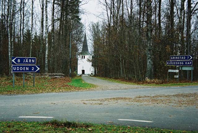 Klöveskogs kyrka från väster och landsvägen mot Hjortens udde.