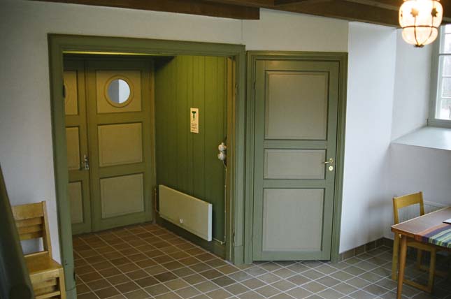 Från vapenhuset 2005. Golvet omlagt och toalett inredd i utrymme till höger om passagen mellan vapenhuset och kyrkorummet. 
