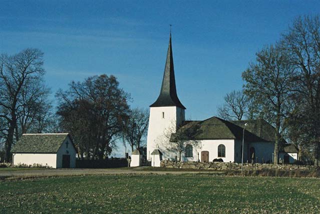 Kyrkan och bårhuset från söder.