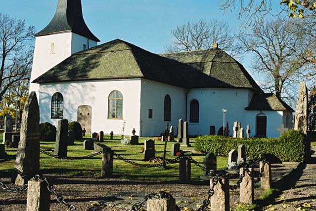 Kyrkan med kyrkogården från sydost.