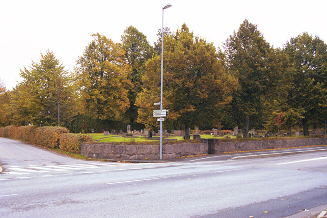 Kyrkogården från NV och korsningen Vänersborgsvägen- Södra kyrkogårdsgatan.