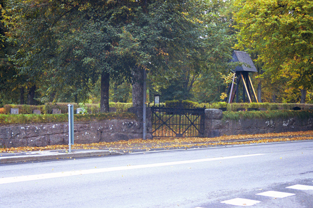 Kyrkogården från V och Vänersborgsvägen.