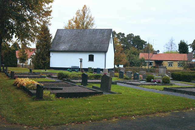 Del av kyrkogården och kapellet från söder.