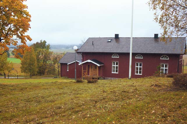 Församlingshemmet. Foto från kyrkan i norr.  