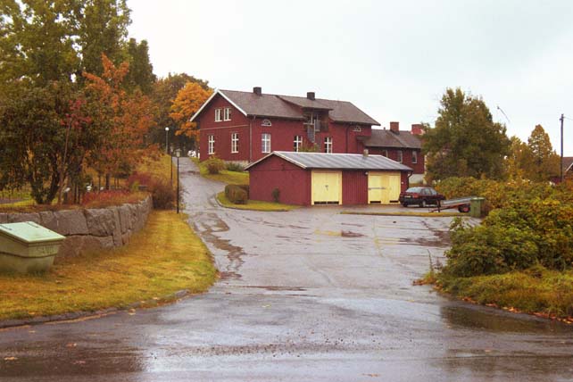 Församlingshemmet och ekonomibyggnaden från sydväst.   