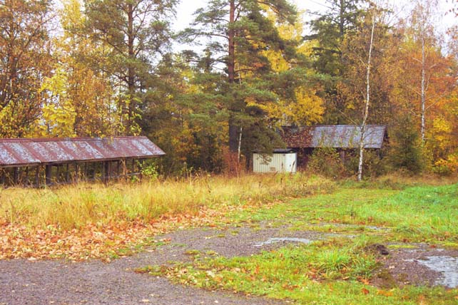 Boden och ett steghus norr om kyrkan.