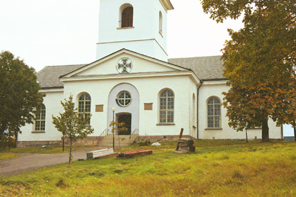 Kyrkan från söder.