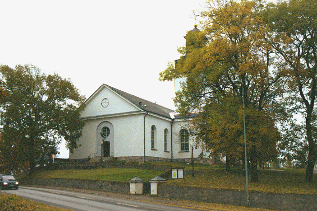 Kyrkan från sydväst.