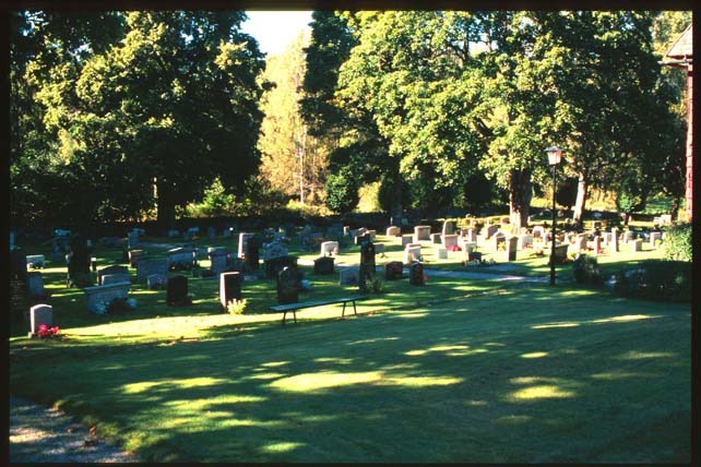 Kyrkogården väster om kyrkan.