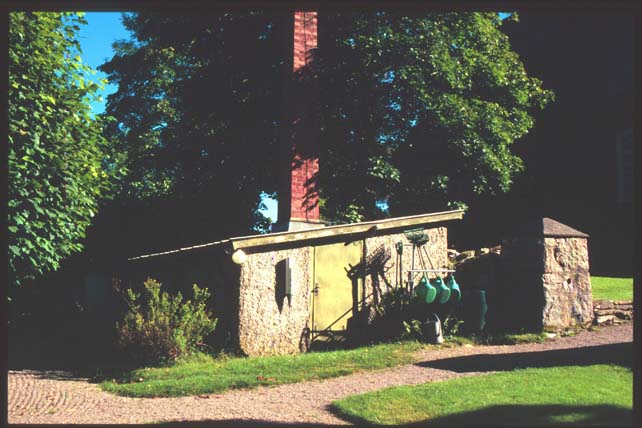 Pannhuset norr om kyrkan. 