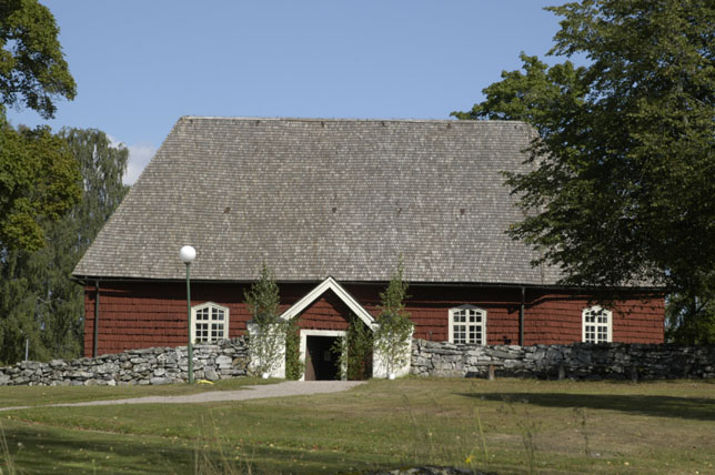 Kyrkan från söder.