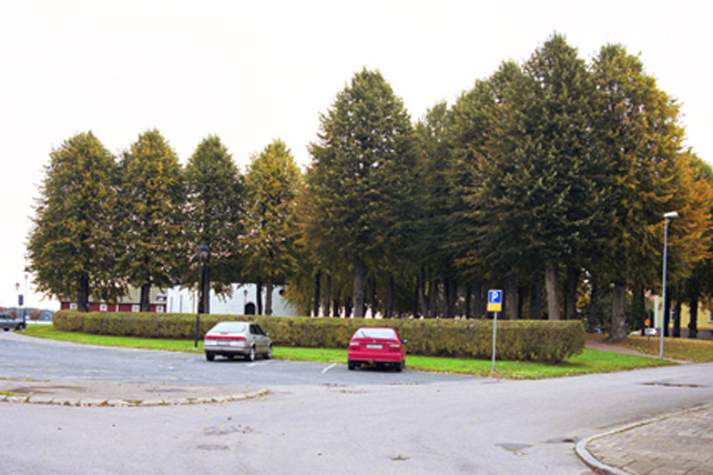 Kyrkparken kring Åmåls gamla kyrka från nordväst.