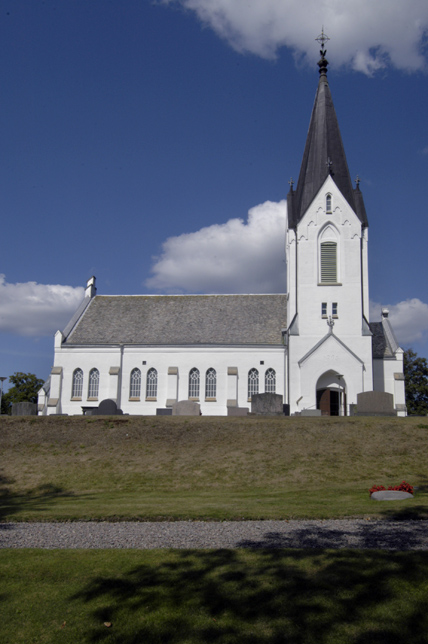 Kyrkan från söder.