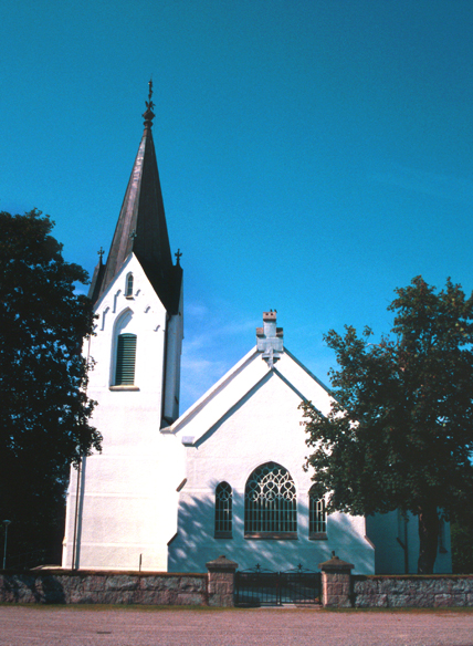 Kyrkan från öster.