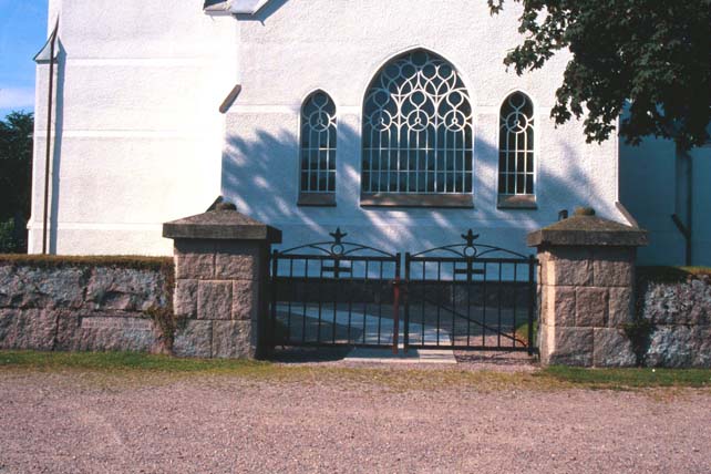 Entrén till kyrkogården från öster.