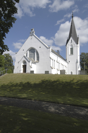 Kyrkan från sydväst.